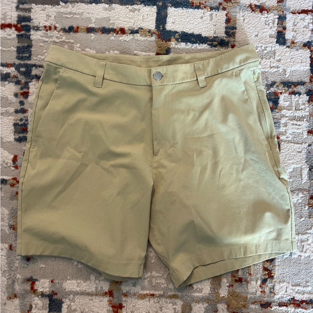 Men’s LuLuLemon classic fit 7” commission shirt